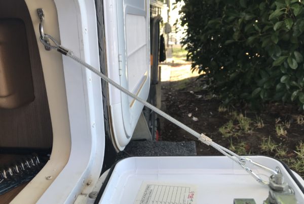 Cable attaching tunnel boot lid to make table level